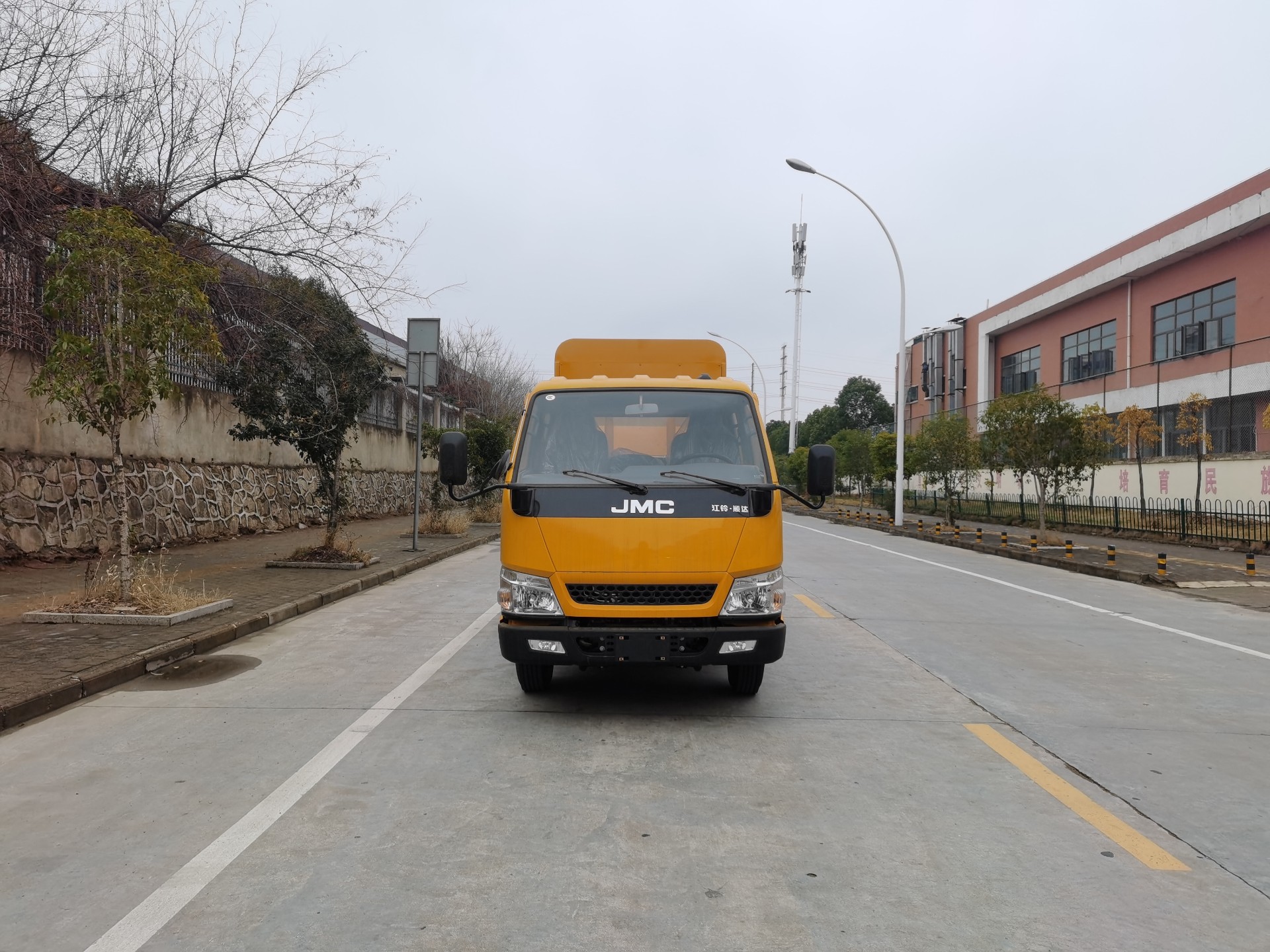 江鈴一級(jí)翻轉(zhuǎn)防撞緩沖車(chē)帶屏幕（配曼力西防撞緩沖包）